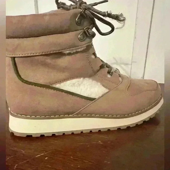 Never been work Old Navy faux fur hiking boots size 9 - Picture 4 of 12